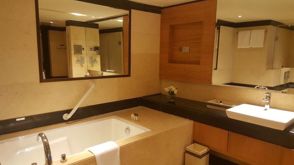 Vivanta Hyderabad, Begumpet Exterior foto Bathroom in a hotel