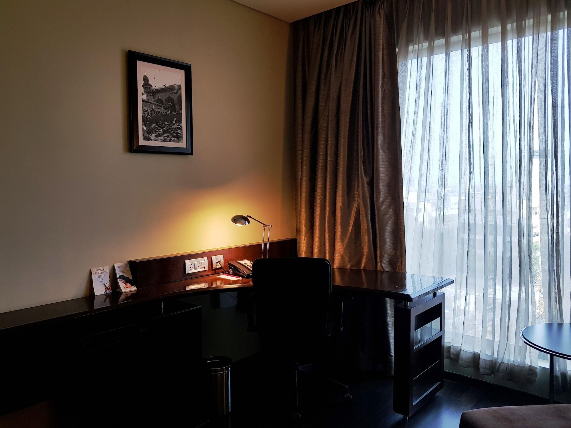 Vivanta Hyderabad, Begumpet Exterior foto A room at the Taj Bengal