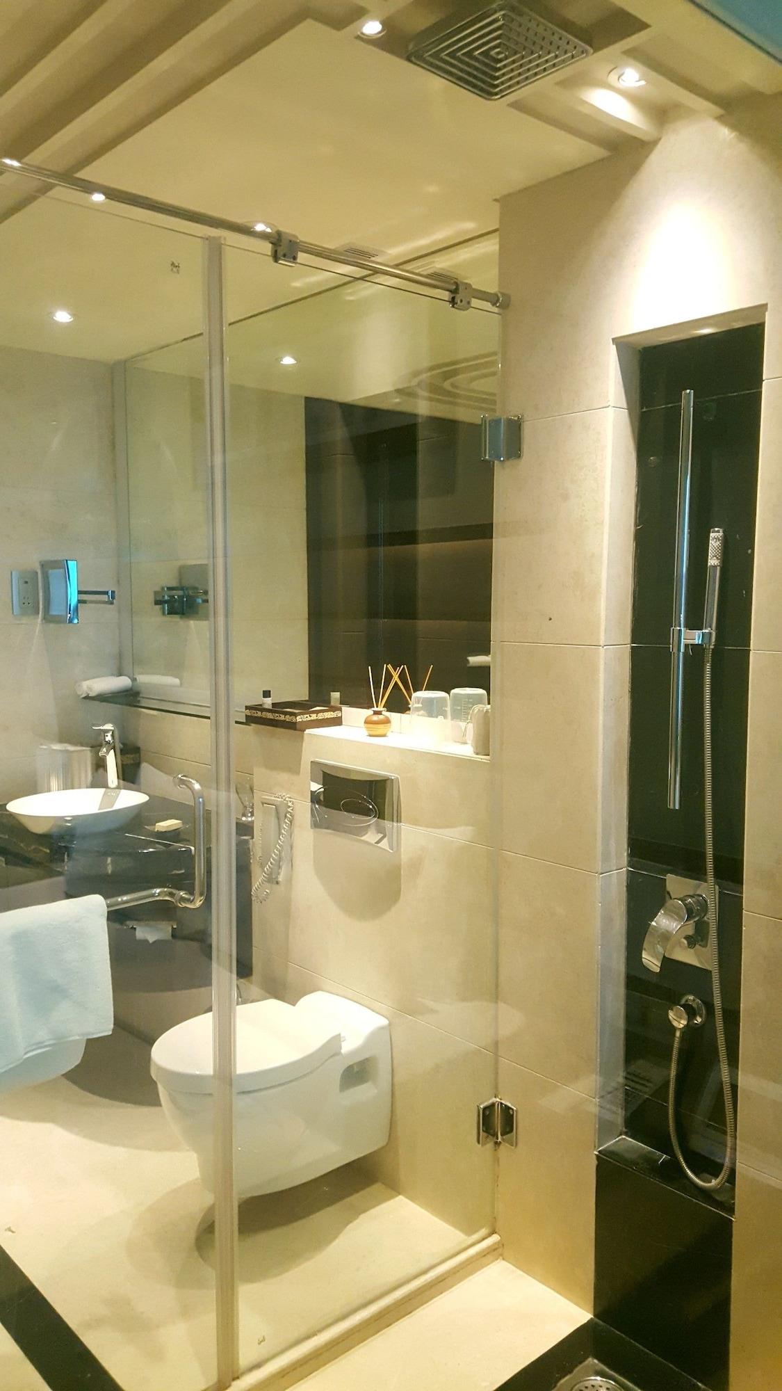 Vivanta Hyderabad, Begumpet Exterior foto A shower cubicle