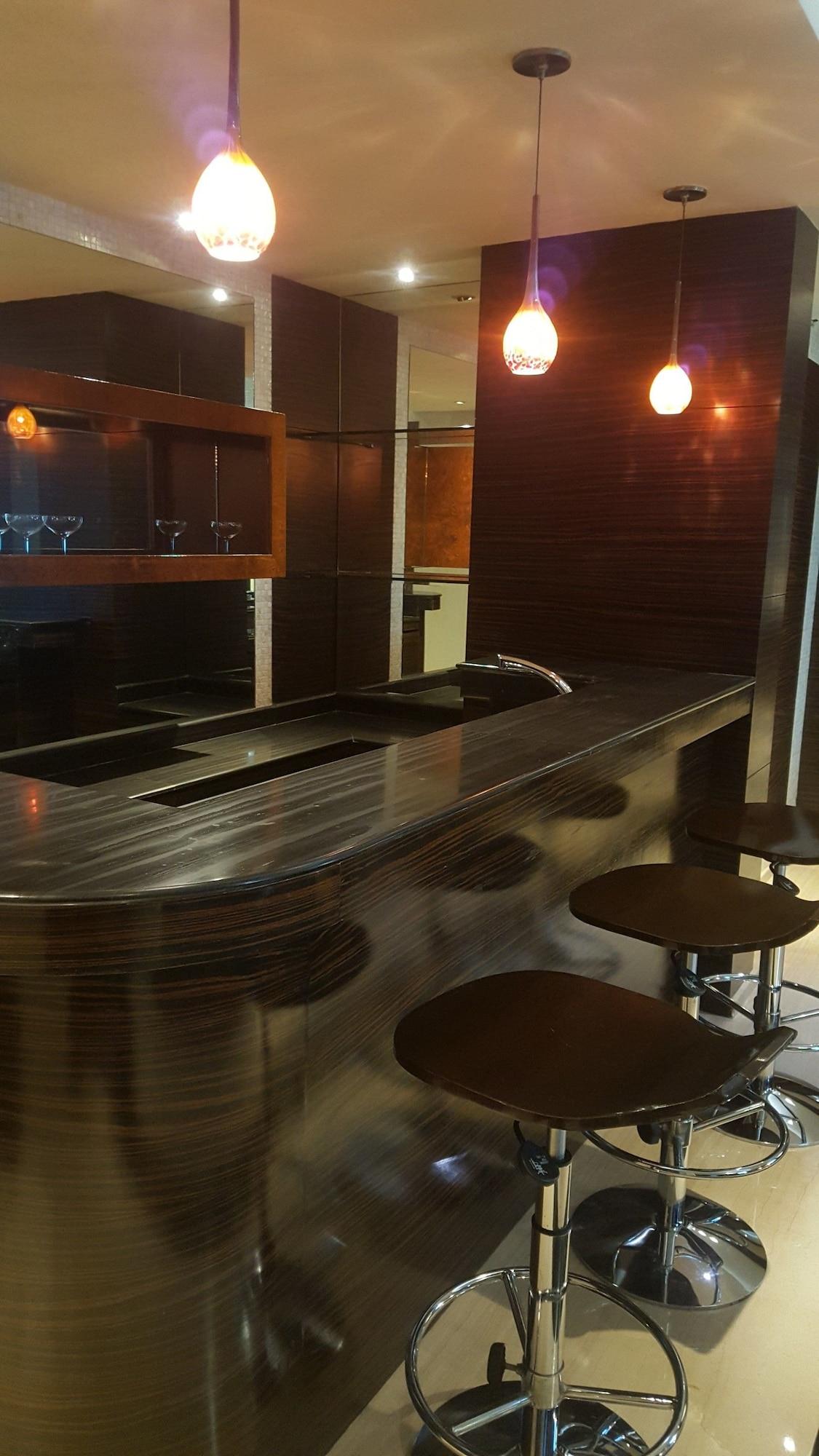 Vivanta Hyderabad, Begumpet Exterior foto A kitchen with a granite countertop