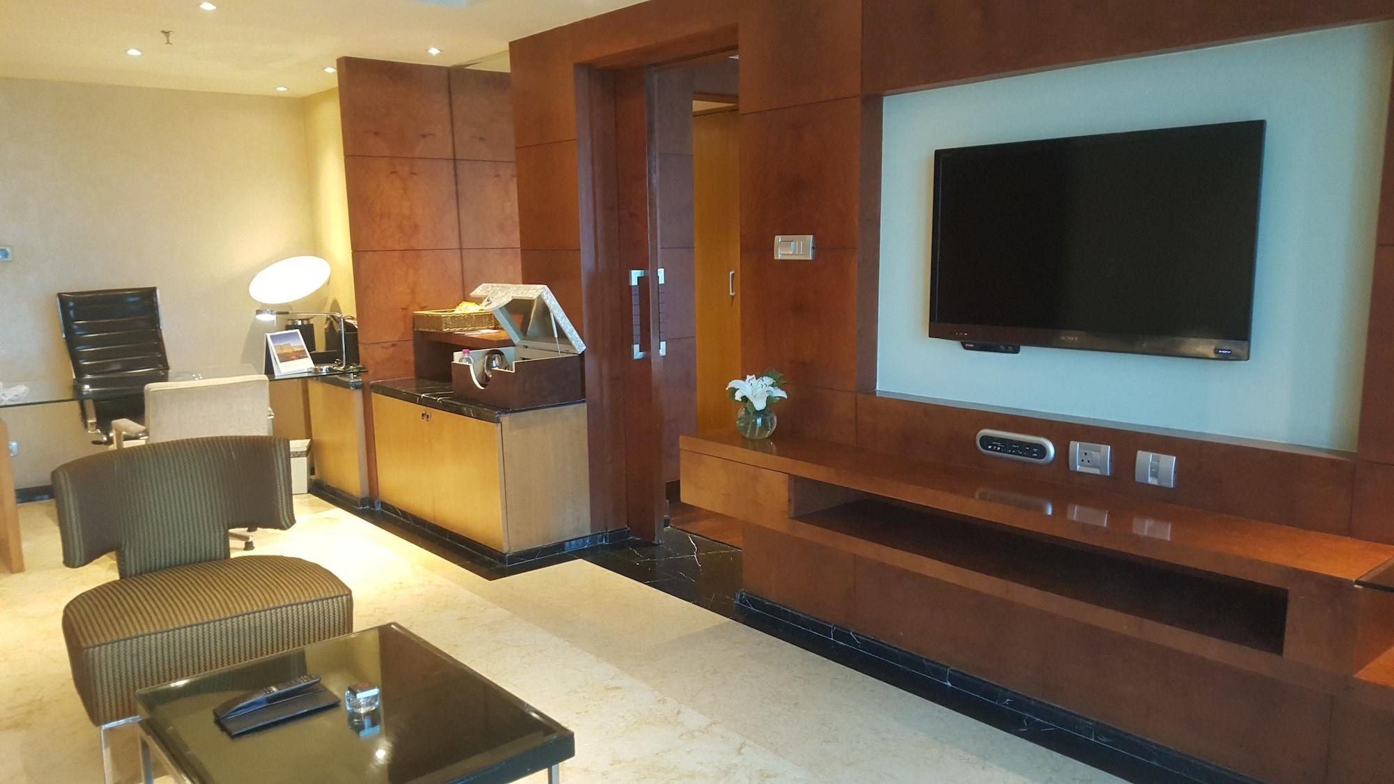 Vivanta Hyderabad, Begumpet Exterior foto A suite at the Taj Mahal Palace