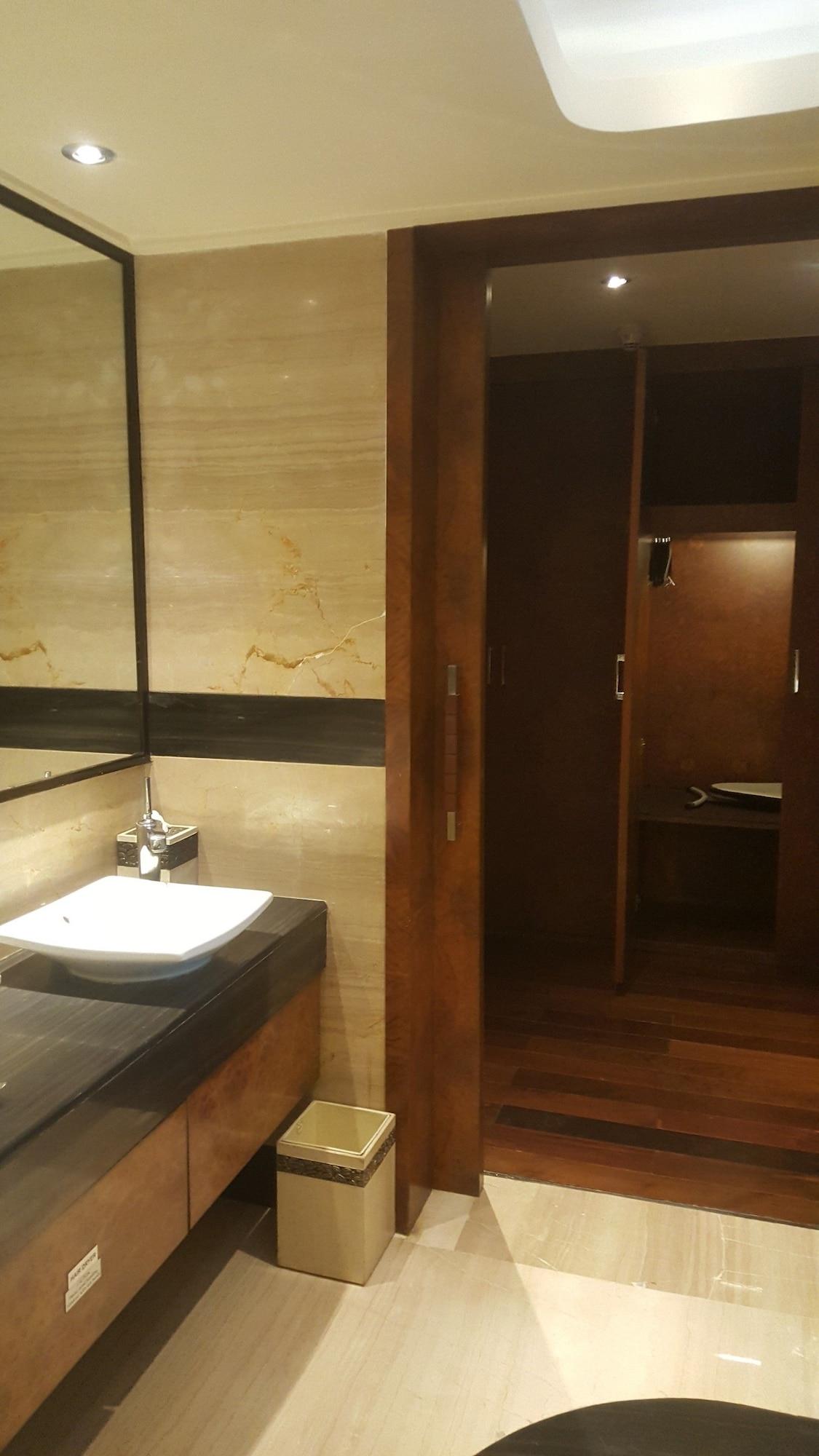 Vivanta Hyderabad, Begumpet Exterior foto Bathroom