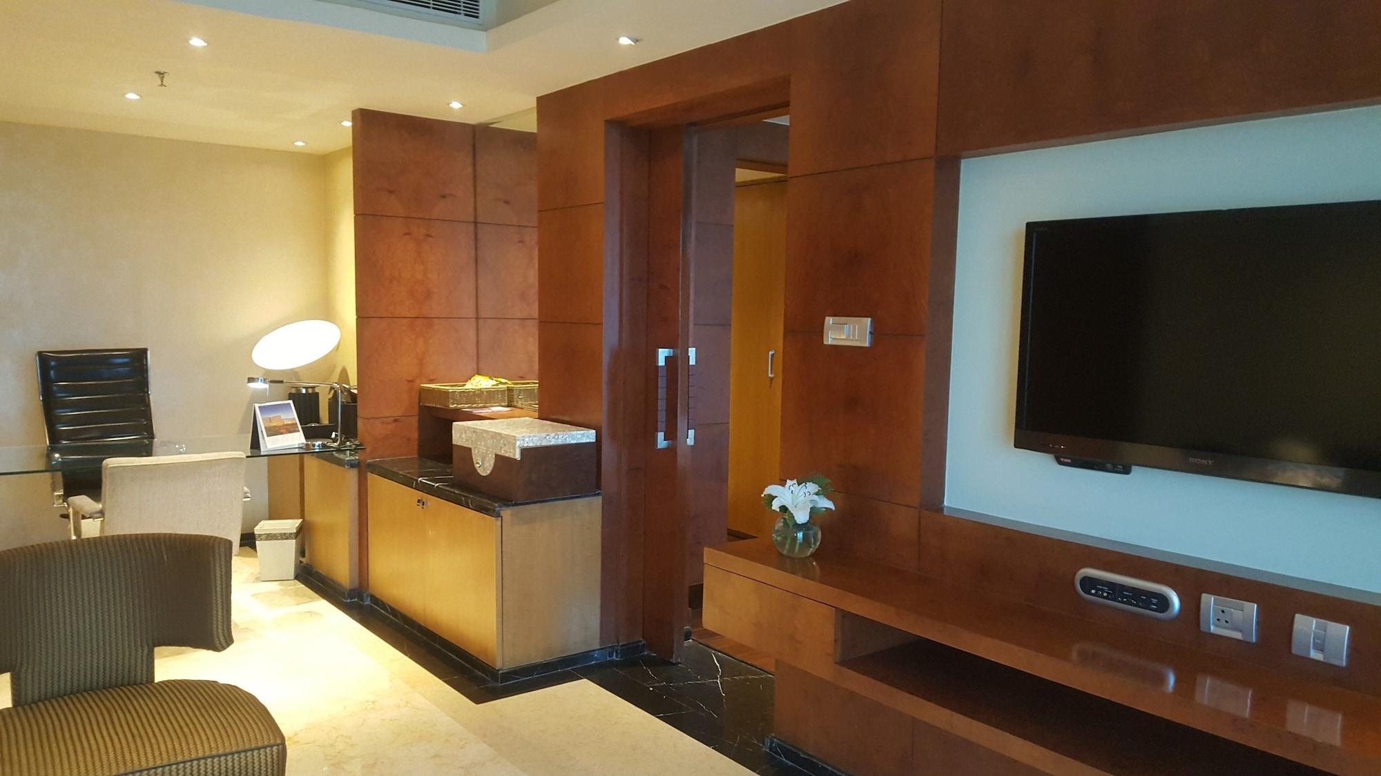 Vivanta Hyderabad, Begumpet Exterior foto A room at the hotel