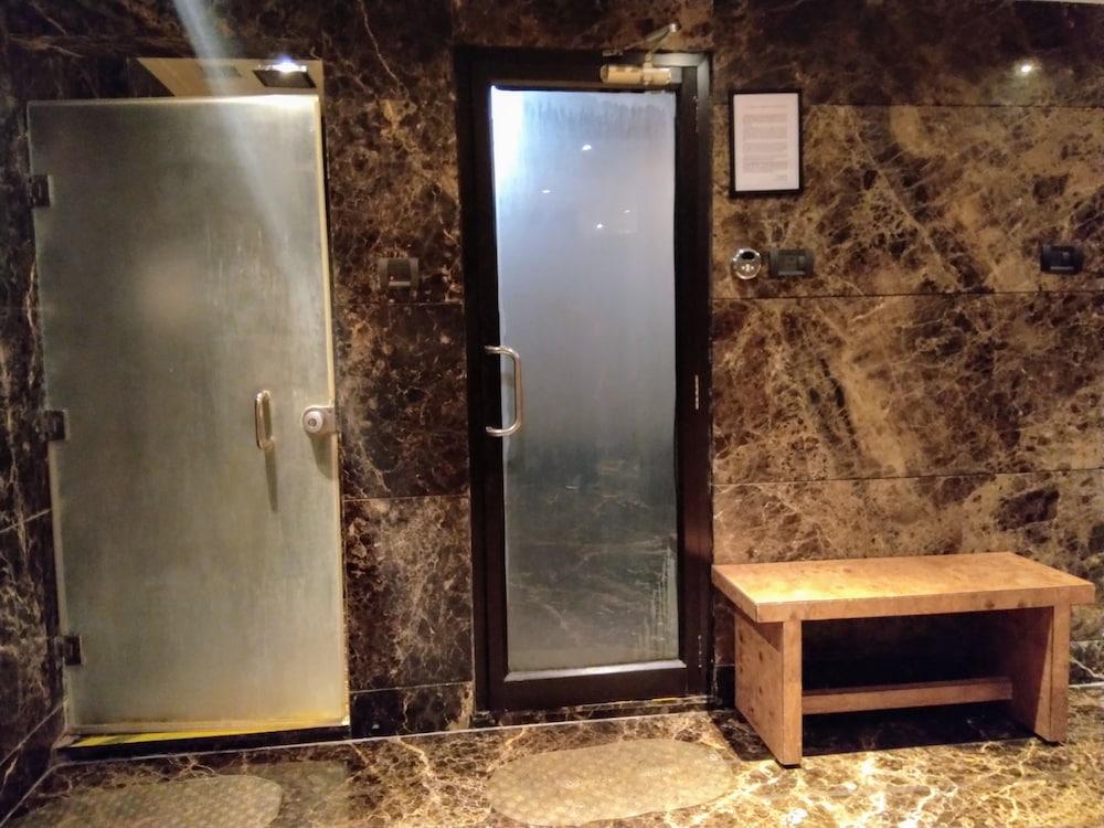 Vivanta Hyderabad, Begumpet Exterior foto A shower room