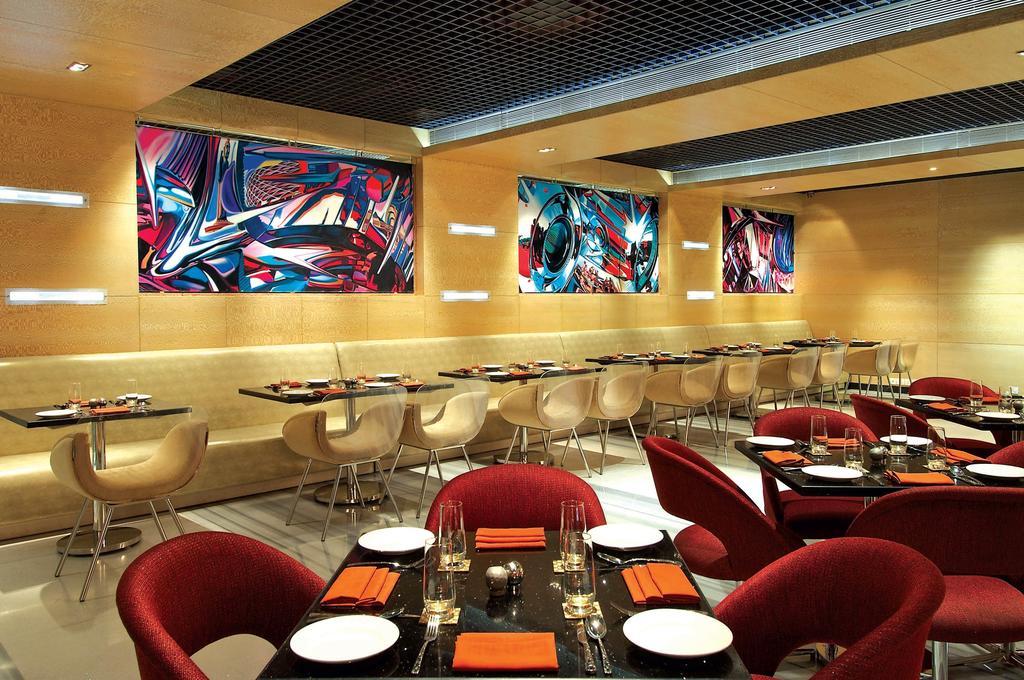 Vivanta Hyderabad, Begumpet Exterior foto The interior of the restaurant