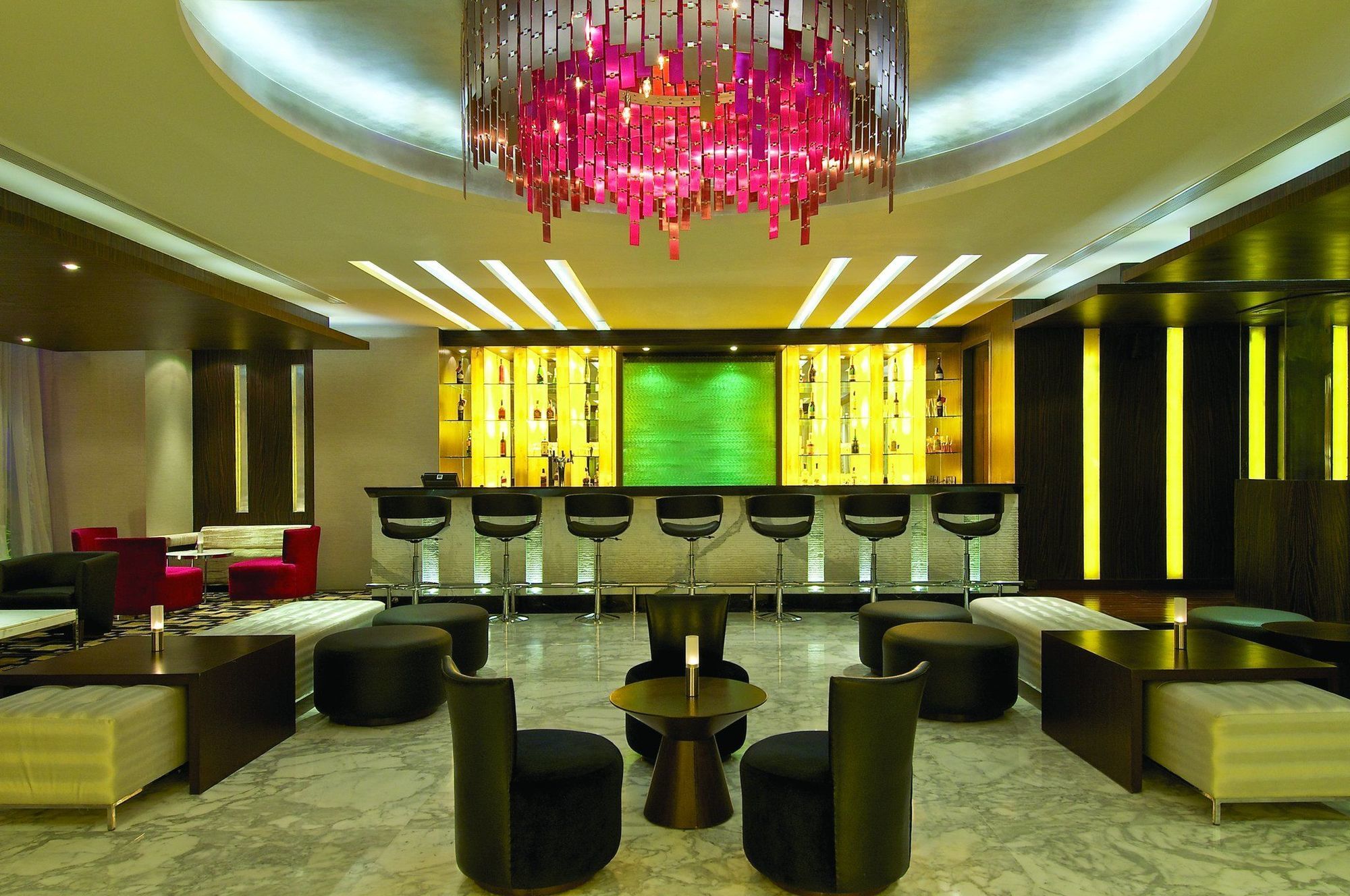 Vivanta Hyderabad, Begumpet Restaurante foto The bar at the W Doha