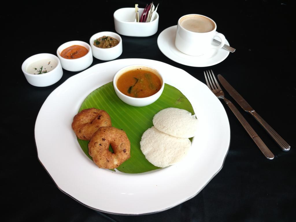 Vivanta Hyderabad, Begumpet Exterior foto South Indian breakfast