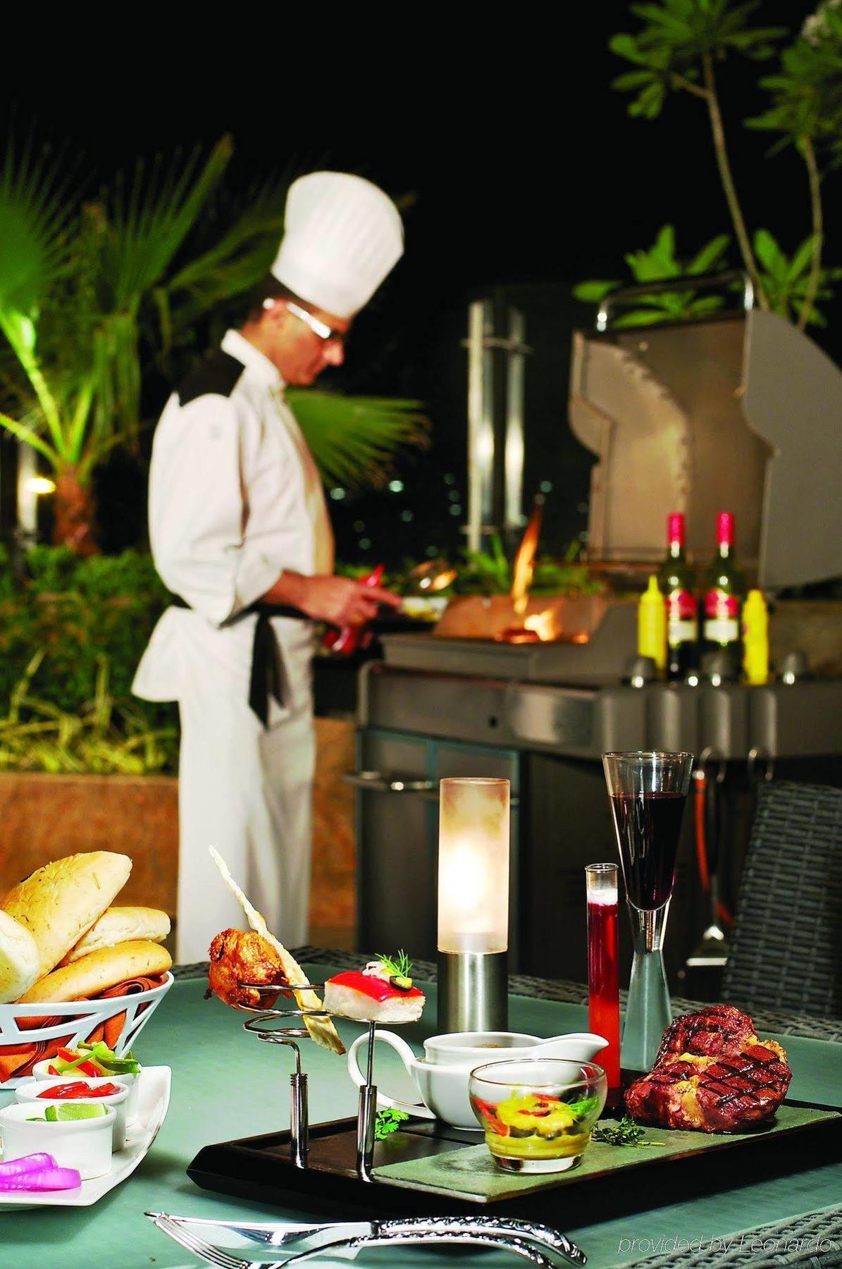 Vivanta Hyderabad, Begumpet Exterior foto A chef at work