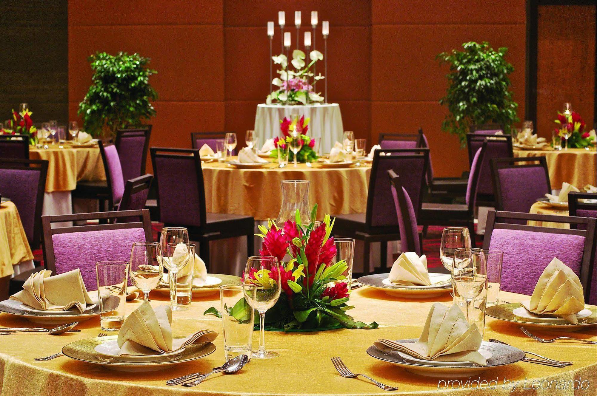 Vivanta Hyderabad, Begumpet Facilidades foto A table set for a formal dinner