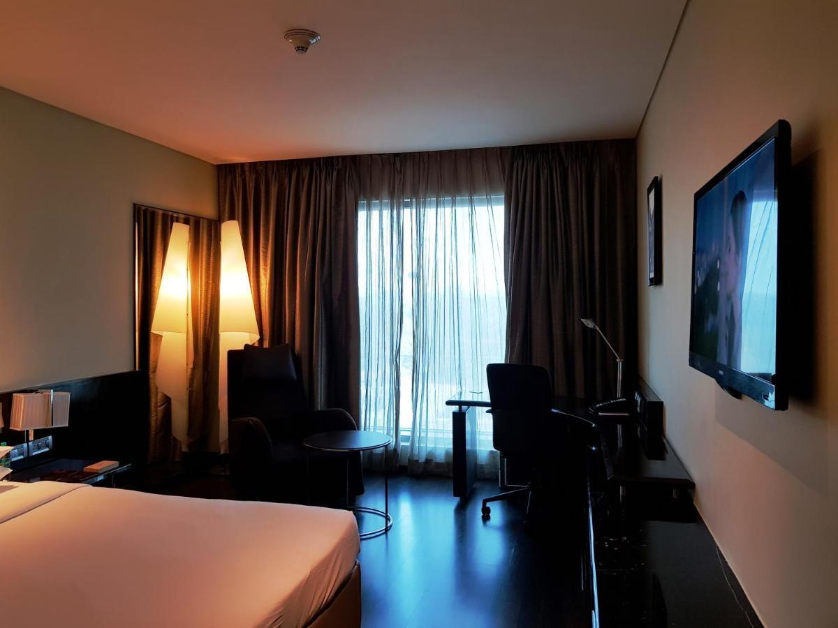 Vivanta Hyderabad, Begumpet Exterior foto A room at the hotel